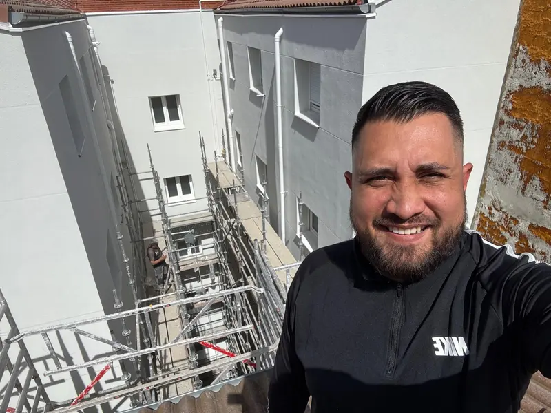 Cristian Acuña, fundador de Acuña Reformas, en la cubierta de un edificio en rehabilitación en Valladolid